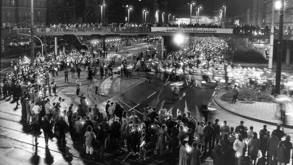 Leipzig - Massendemonstration, Montagsdemonstration - Buerger protestieren mit einem Transparent gegen das SED-Regime, Aufschrift 'Freiheit!!!' - 09.10.1989